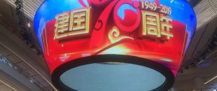 公司花20萬(wàn)裝修的會(huì)議室，竟被客戶吐槽‘像網(wǎng)吧’？高級(jí)感會(huì)議室的屏幕選擇秘訣”